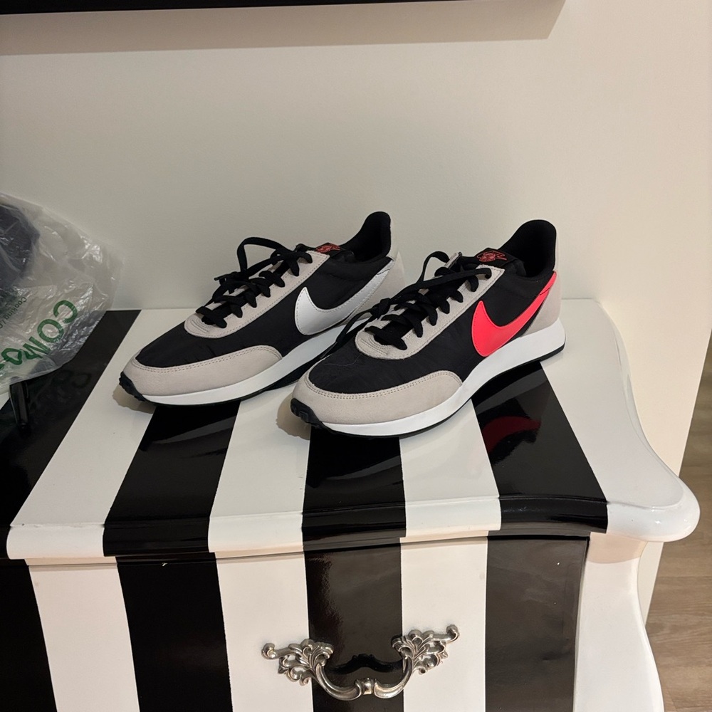 Nike Men's Black and Pink Sneakers